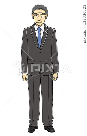 ニヒルな笑みで立っているスーツの中年男性 132330323