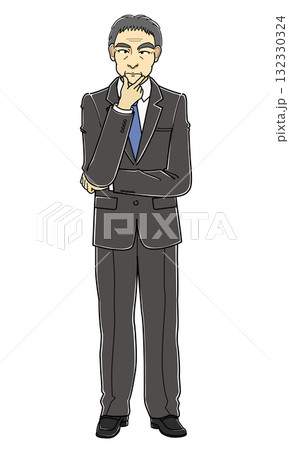 顎に手をあてて立つスーツの中年男性 132330324