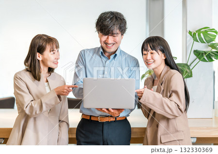 会社のオフィスにいる上司,役員の男性ビジネスマンとアシスタント,秘書の女性スタッフ 会社のオフィスにいる上司,役員の男性ビジネスマンとアシスタント,秘書の女性スタッフ 132330369