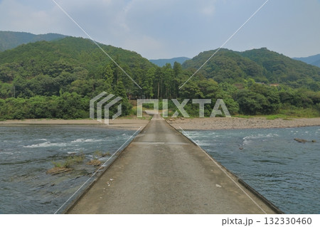 四万十川に架かる半屋沈下橋の路面の景色 132330460