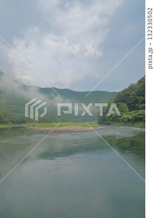 片岡沈下橋から眺めた低い雲が漂う仁淀川の景色 132330502