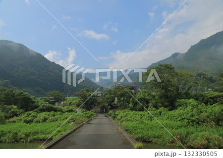 清流仁淀川に架かる片岡沈下橋の路面の景色 清流仁淀川に架かる片岡沈下橋の路面の景色 132330505