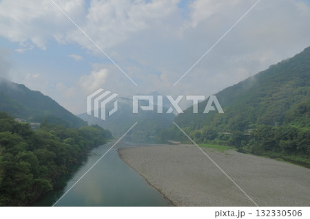 柳瀬橋から望む仁淀川の清流の風景 柳瀬橋から望む仁淀川の清流の風景 132330506