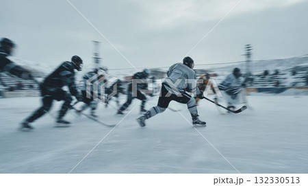 氷上でエキサイティングなアイスホッケーの試合 132330513