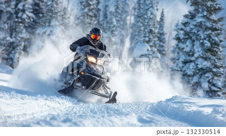 スノーモービルで雪原を疾走する冒険家 スノーモービルで雪原を疾走する冒険家 132330514