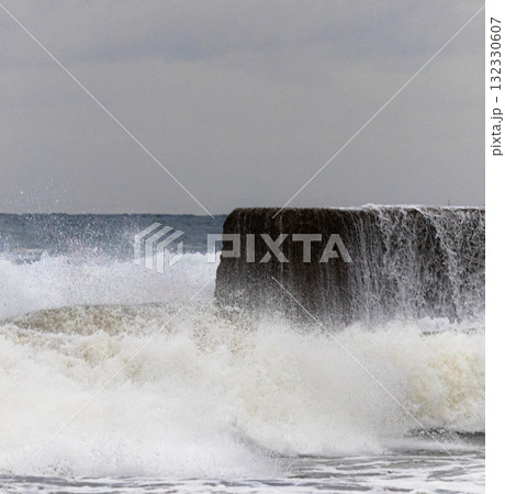 大荒れの海と防波堤を超える大波の風景 大荒れの海と防波堤を超える大波の風景 132330607