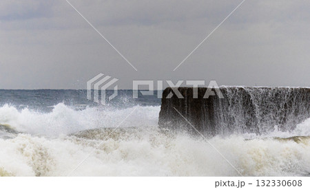 大荒れの海と防波堤を超える大波の風景 大荒れの海と防波堤を超える大波の風景 132330608