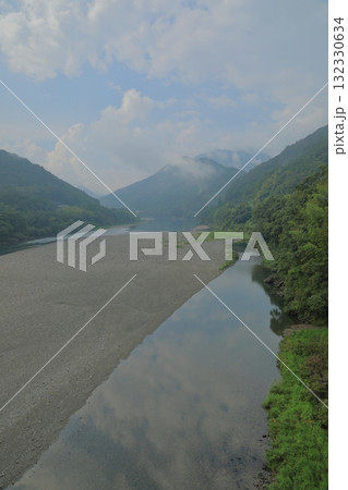 柳瀬橋から眺めた空の景色を映した仁淀川の川面 132330634