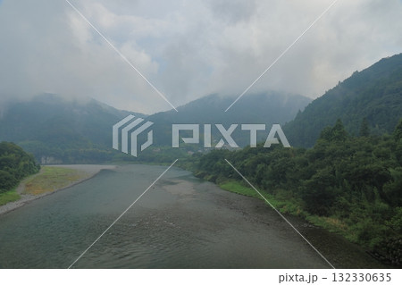 仁淀川の柳瀬橋から眺めた霞がたちこめる山々の景色 132330635