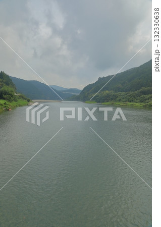 名越屋沈下橋から眺めた仁淀川の清流の風景 132330638