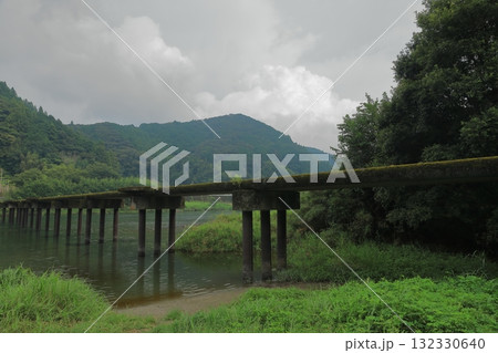 清流仁淀川に架かる名越屋沈下橋の景色 清流仁淀川に架かる名越屋沈下橋の景色 132330640