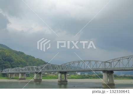 清流仁淀川に架かる仁淀川橋の景色 132330641