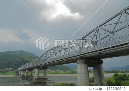 仁淀川橋が架かった仁淀川の清流の風景 仁淀川橋が架かった仁淀川の清流の風景 132330642