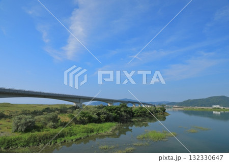 清流仁淀川に架かる仁淀川河口大橋の風景 清流仁淀川に架かる仁淀川河口大橋の風景 132330647
