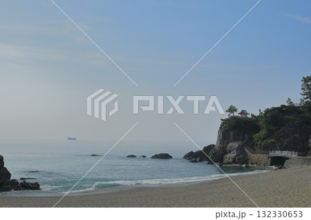 美しい波が打ち寄せる桂浜の龍王岬の風景 美しい波が打ち寄せる桂浜の龍王岬の風景 132330653