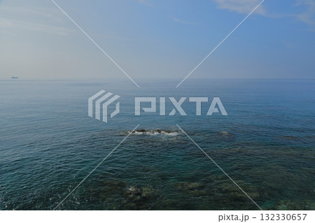 桂浜の海津見神社から眺めた青く澄んだ海の景色 桂浜の海津見神社から眺めた青く澄んだ海の景色 132330657