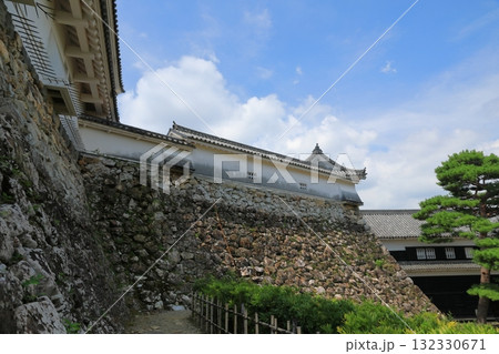 高知城の幾重にも積み上げられた堅牢な石垣の景色 132330671