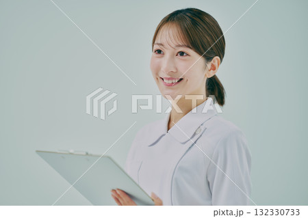 カウンセリングをする女性看護師 132330733