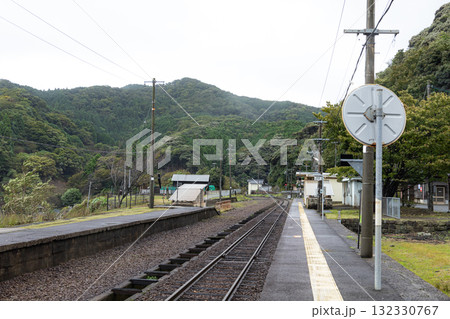 兵庫県香美町にある鎧駅のホームからの風景 132330767