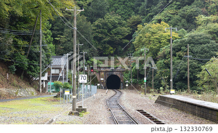 兵庫県香美町にある鎧駅のホームからの風景 兵庫県香美町にある鎧駅のホームからの風景 132330769