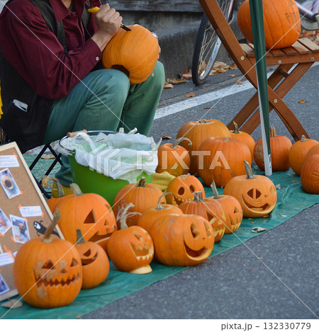 Halloween ハロウィーンかぼちゃ(ジャックオーランタン)を制作する路上アーティストの作業風景 132330779