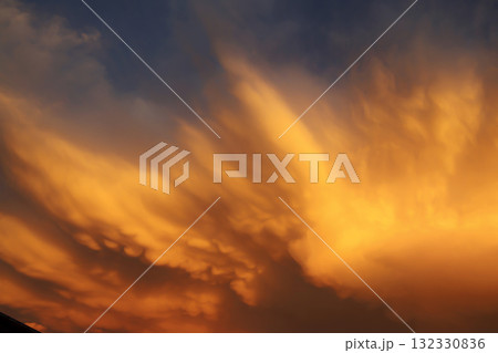 西日があたる雲　 132330836