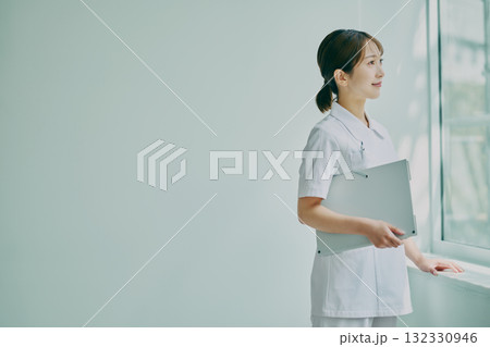 窓際に立っている女性看護師 窓際に立っている女性看護師 132330946