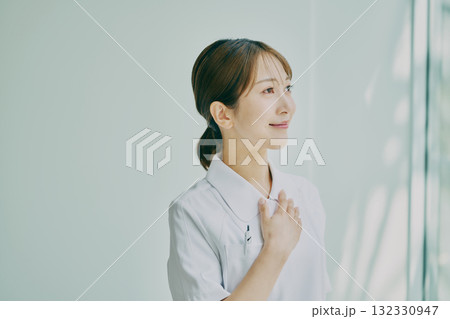 女性看護師のポートレート 132330947