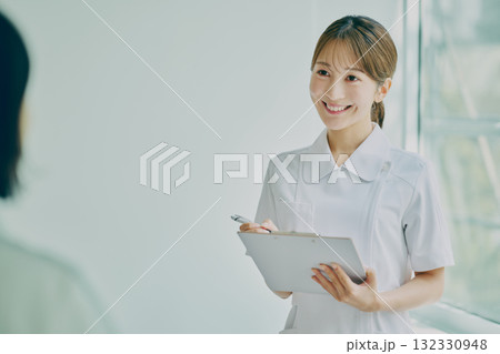 カウンセリングをする女性看護師 カウンセリングをする女性看護師 132330948