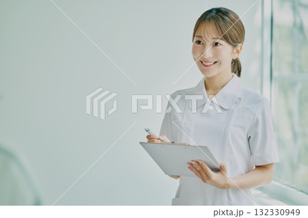 カウンセリングをする女性看護師 132330949