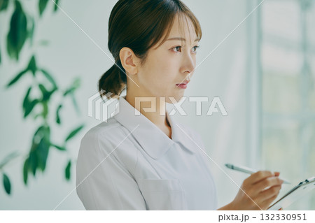 カルテを書き込む女性看護師 カルテを書き込む女性看護師 132330951