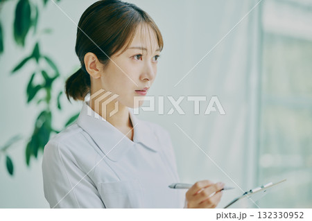 カルテを書き込む女性看護師 カルテを書き込む女性看護師 132330952