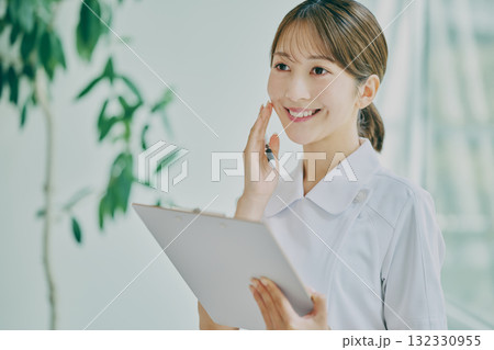 カウンセリングをする女性看護師 132330955