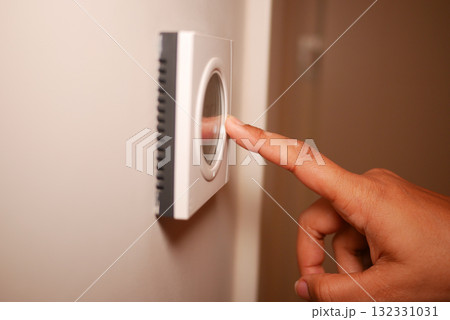 Adjusting the thermostat for comfort and efficiency Adjusting the thermostat for comfort and efficiency 132331031