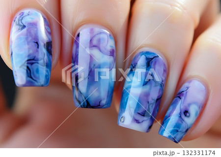 青と紫のマーブル模様のネイル 132331174