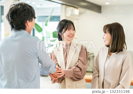 企業のオフィスで握手をして挨拶・自己紹介・契約を結ぶビジネスマンとビジネスウーマン 企業のオフィスで握手をして挨拶・自己紹介・契約を結ぶビジネスマンとビジネスウーマン 132331198