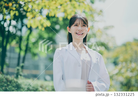 女性医師のポートレート 132331225