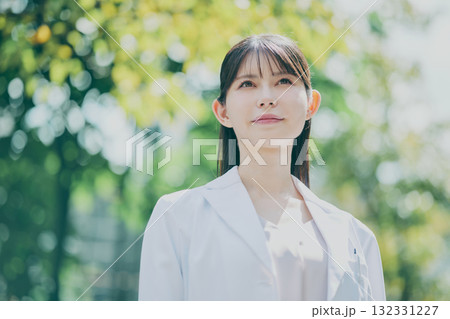 女性医師のポートレート 132331227
