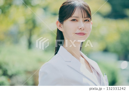 女性医師のポートレート 132331242