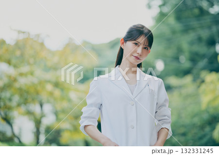 女性医師のポートレート 132331245