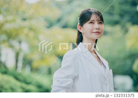 女性医師のポートレート 132331375
