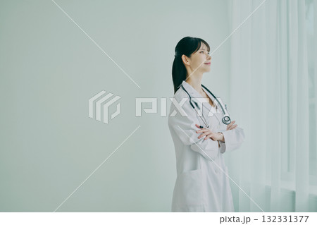 窓際に立っている女性医師 窓際に立っている女性医師 132331377