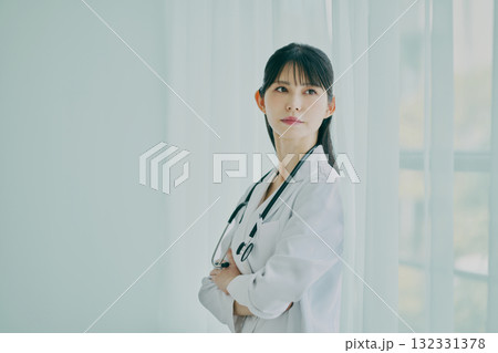 窓際に立っている女性医師 132331378
