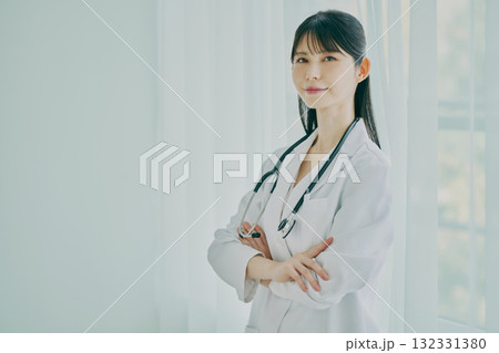 窓際に立っている女性医師 132331380