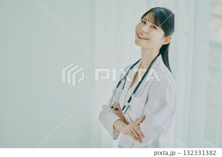 窓際に立っている女性医師 132331382
