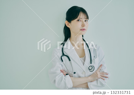 腕組みをする女性医師 132331731