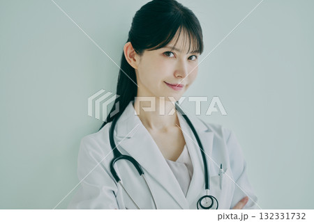 腕組みをする女性医師 腕組みをする女性医師 132331732