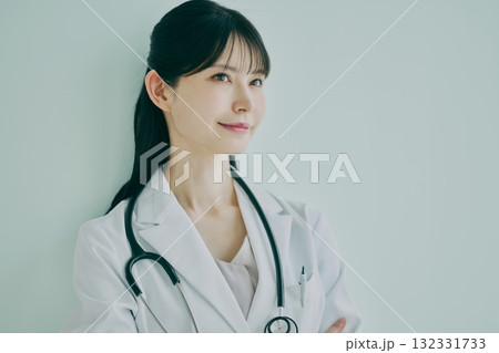 腕組みをする女性医師 132331733