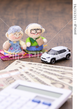 ご年配の夫婦と車（+お金と電卓） 132331761