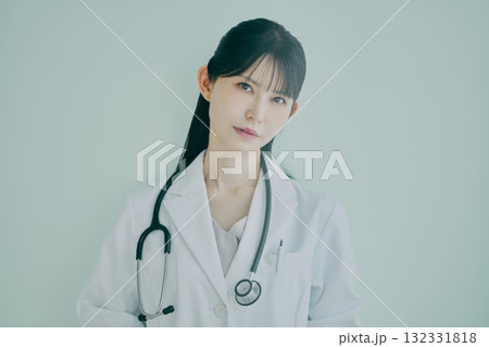 女性医師のポートレート 132331818